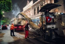 Obreros trabajando en la avenida Humberto Primo durante la noche