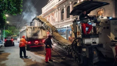 Obreros trabajando en la avenida Humberto Primo durante la noche