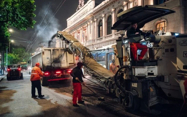 Obreros trabajando en la avenida Humberto Primo durante la noche