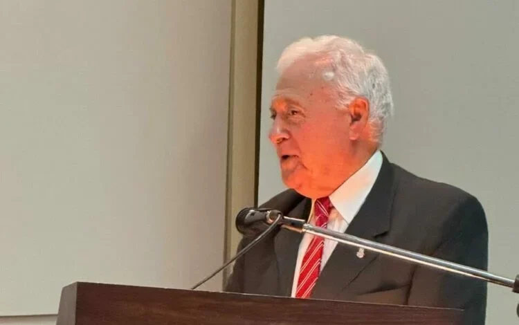 Doctor Hugo Pizzi recibe el título de Maestro de la Medicina del interior argentino en la UNC
