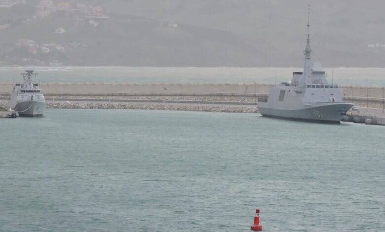 Buques de la Marina Real de Marruecos cruzando aguas territoriales españolas cerca de Ceuta
