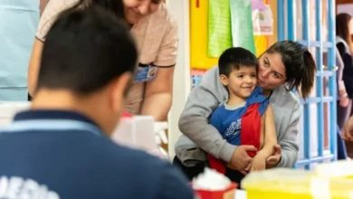 Familia recibiendo vacunas y disfrutando del espectáculo en la Noche de las Vacunas 2024 del Hospital Pediátrico de Córdoba