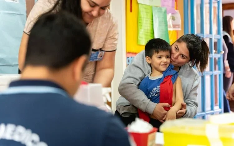 Familia recibiendo vacunas y disfrutando del espectáculo en la Noche de las Vacunas 2024 del Hospital Pediátrico de Córdoba