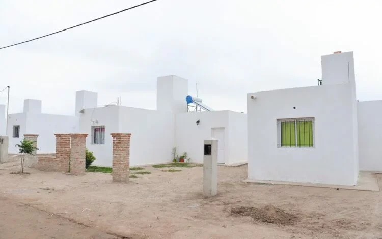 Familia recibe escritura de propiedad en Quilino