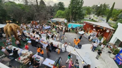 Emprendedores y artesanos exponiendo sus productos en el Festival Mercado 53 en Unquillo
