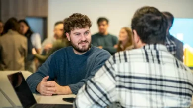 Emprendedores cordobeses recibiendo financiamiento del programa Triple F