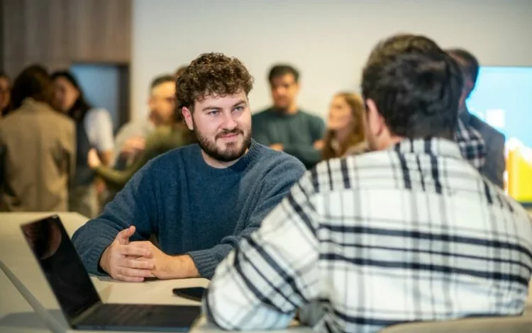 Emprendedores cordobeses recibiendo financiamiento del programa Triple F