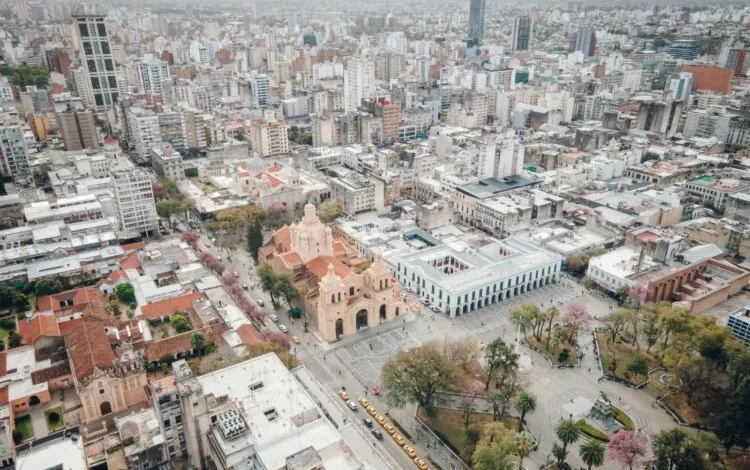 Multitud asistiendo a la misa del Papa León XIV en la FAdeA, Córdoba