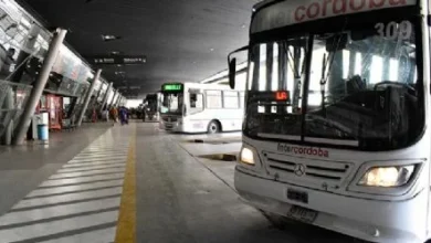 Terminal de Córdoba con señales de servicio suspendido y bocinas
