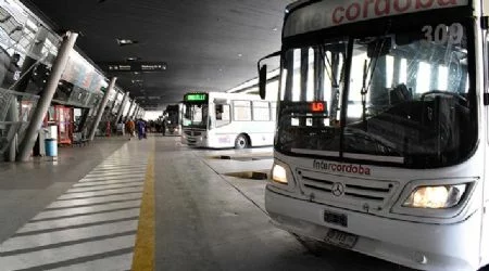 Terminal de Córdoba con señales de servicio suspendido y bocinas