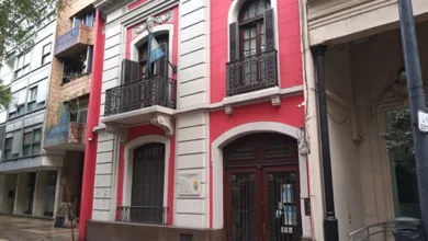 Manifestantes de la construcción frente a la sede de la Caja de Previsión Social en Córdoba, con pancartas y banderas.