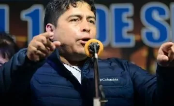 Gobernador Claudio Vidal firma la entrega de terrenos en la plaza central de Lago Posadas durante el 67° aniversario