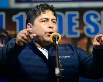 Gobernador Claudio Vidal firma la entrega de terrenos en la plaza central de Lago Posadas durante el 67° aniversario