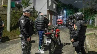 Policía municipal incautando motocicletas en la avenida Bulnes, Córdoba