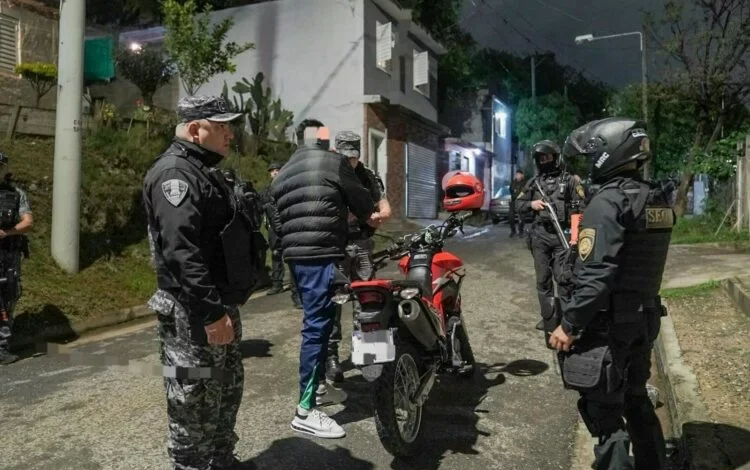 Policía municipal incautando motocicletas en la avenida Bulnes, Córdoba