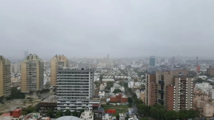 Cielo nublado y lluvia sobre la ciudad de Córdoba en la mañana del lunes 12 de octubre
