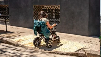 Obra de rampas accesibles en una intersección del centro de Córdoba