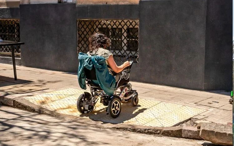 Obra de rampas accesibles en una intersección del centro de Córdoba