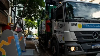 Camión de basura detenido en una calle de Córdoba durante la pausa del servicio por el Día del Recolector