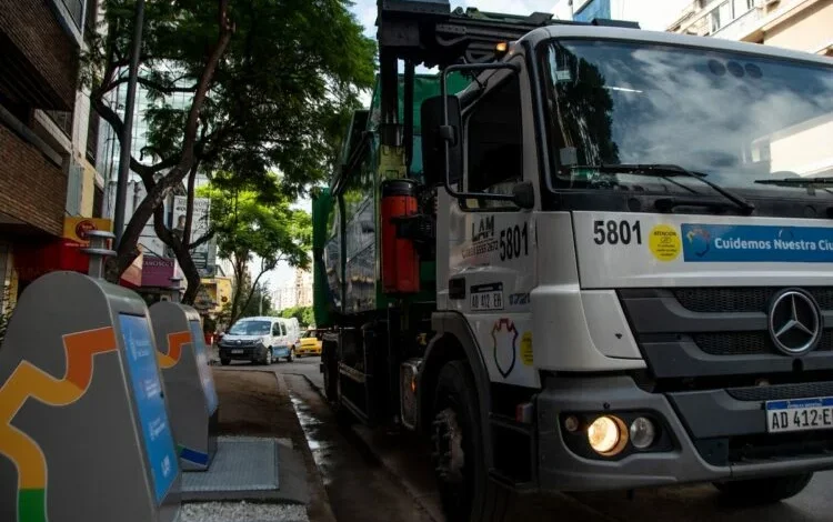 Camión de basura detenido en una calle de Córdoba durante la pausa del servicio por el Día del Recolector